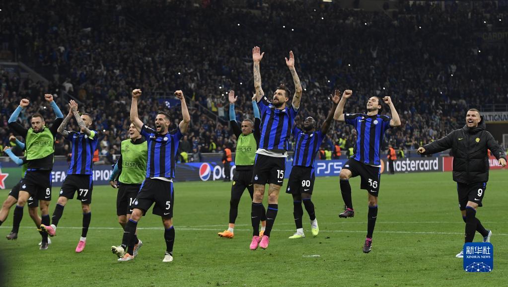 上海申花续约斯卢茨基，欲在亚冠和巴西引援中提升竞争力，期待其带领球队争冠。（申花与斯卢茨基续约，发力亚冠与巴西引援提升战力，盼其率队冲冠）