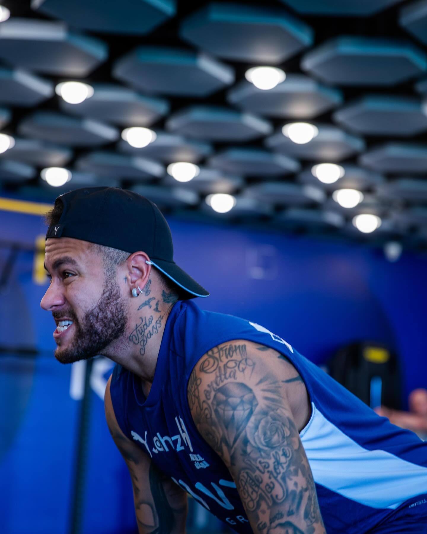 全网首发，足球纪录电影《决战梭鱼湾》明日12：00登陆爱奇艺（明日12：00，足球纪录电影《决战梭鱼湾》全网首发，上线爱奇艺）