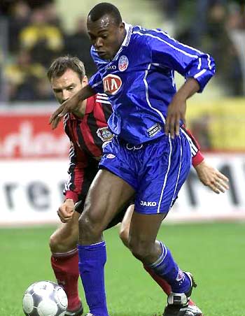 媒体人：中国退役球员当教练是恶俗圈子，应让草根教练来竞争（媒体人批评中国足坛教练成退役球员小圈子，建议向草根开放竞争）