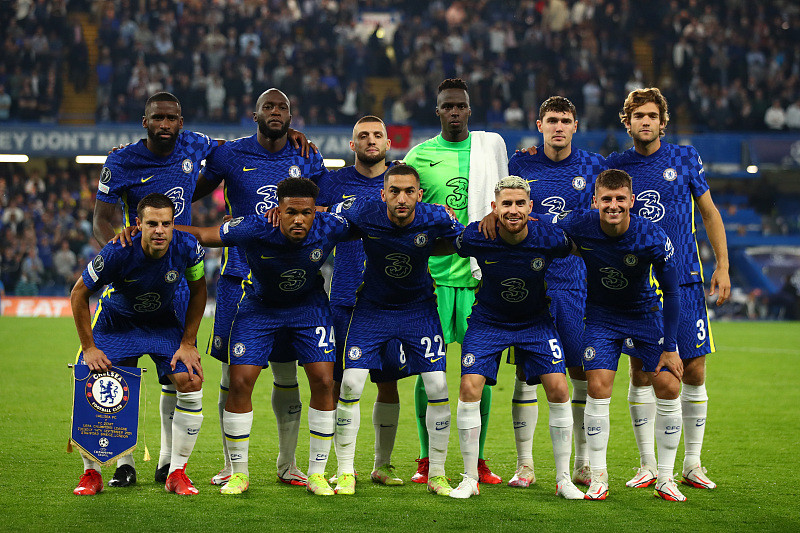 前锋远射破门，全场欢呼（前锋一脚远射破网，全场沸腾）