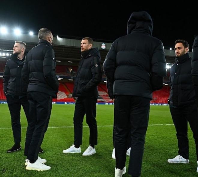 奥莱：因背身列队事件被禁足6个月，贝隆上诉至体育仲裁法庭（奥莱：贝隆因背身列队遭禁赛半年，已向体育仲裁法庭提起上诉）