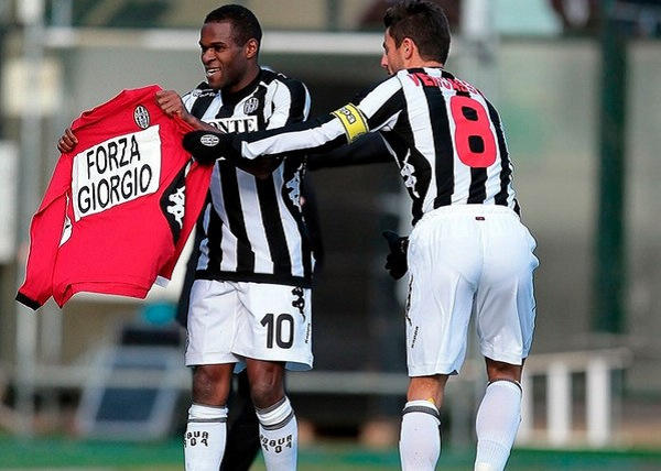 超高人气，一印度女球迷接机时手举标语：梅西，拯救印度足球（人气爆棚！印度女球迷机场举牌：梅西，请救救印度足球）