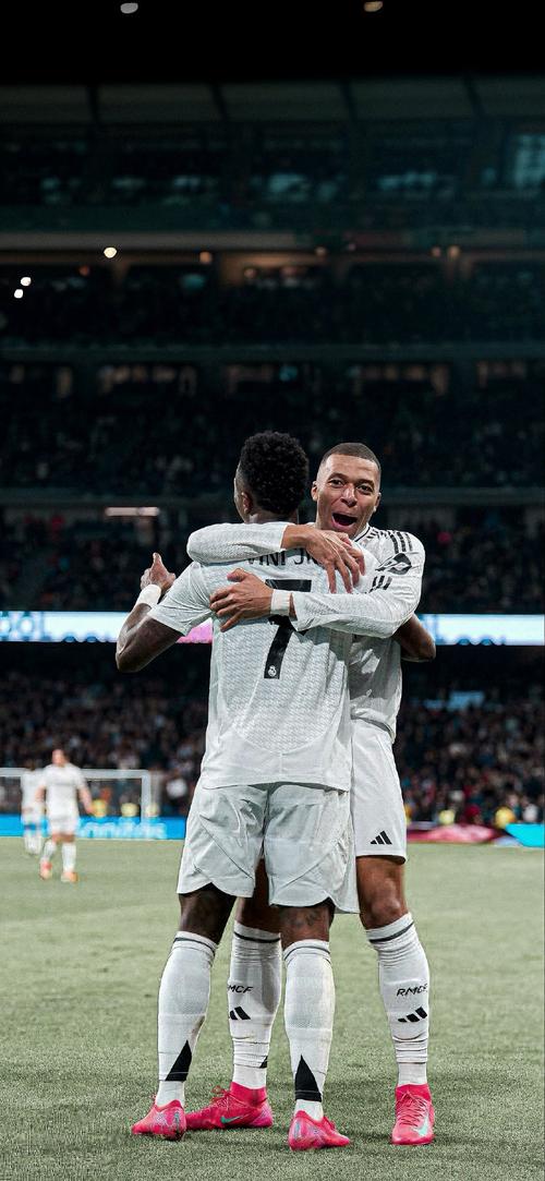 足球欧冠淘汰赛再次出现争议红牌（欧冠淘汰赛再现红牌争议）