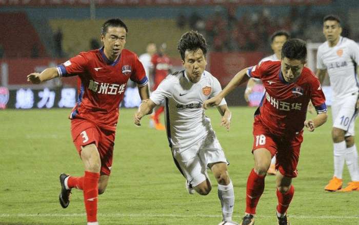 前锋远射破门，全场欢呼